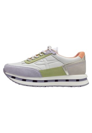Sporty sneakers i hvid, grøn og lavendel med en struktureret ruskinds-overdel, kontrasterende paneler og en tyk hvid sål med lilla detaljer.