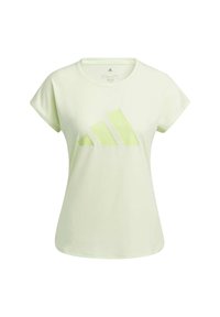 Jasnozielony t-shirt sportowy z krótkim rękawem, z dużym, nieco ciemniejszym zielonym graficznym logo Adidas na przodzie. Miękka tekstura tkaniny.