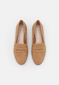 Pár béžových semišových mokasín s výřezovými detaily na pásku, velikost 37, pohled zhora na bílém pozadí.