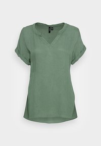 Blusa verde a maniche corte con scollo a V, realizzata in tessuto leggero. Presenta maniche arrotolate e un orlo leggermente curvo, che aggiunge una forma rilassata.