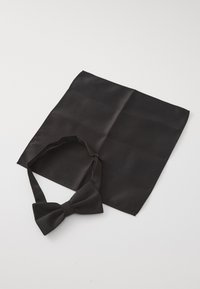 Noeud papillon en satin noir avec une pochette assortie, tous deux présentant une texture lisse et un design classique, disposés sur un fond blanc.