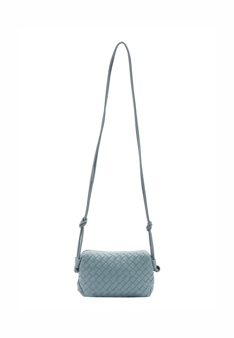 Borsa a tracolla in pelle intrecciata di colore blu chiaro, con forma rettangolare, dotata di una lunga tracolla regolabile e chiusura con zip.