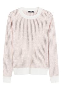 Jasnoróżowy długi sweter z dzianiny z małymi, równomiernie rozmieszczonymi dziurkami, białymi mankietami, dołem i okrągłym dekoltem.