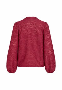 Rød gjennomsiktig bluse med et teksturert, bølget mønster. Har puffede ermer og en krage. Mykt, lett stoff med en avslappet passform.