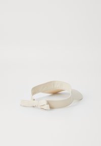 Beige solbriller laget av stoff, med en buet skjerm og en sløyfeaccent bak. Glatt tekstur med et ensfarget design.