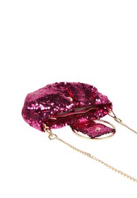 Bolso de mano redondo de lentejuelas rosas con herrajes dorados, cierre de cremallera, correa de cadena y un tarjetero a juego unido al bolso.