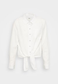Camisa blanca de manga larga con botones, cuello y un bolsillo en la parte frontal. Presenta un detalle de nudo en la cintura y una tela texturizada.
