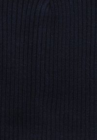 Granatowa dziana czapka z pionowym prążkowaniem, o miękkiej fakturze i elastycznej konstrukcji, zapewniająca dobrze dopasowane noszenie.