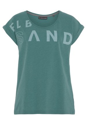 Chemise à manches courtes bleu sarcelle avec un col rond et des lettres claires épelant partiellement "ELBSAND" sur la poitrine.