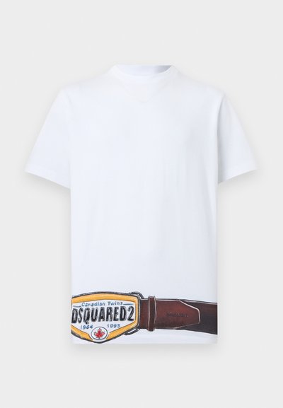 Λευκό κοντομάνικο μπλουζάκι με τυπωμένη καφέ ζώνη με χρυσή αγκράφα και το κείμενο «DSQUARED2» κοντά στο κάτω τελείωμα.