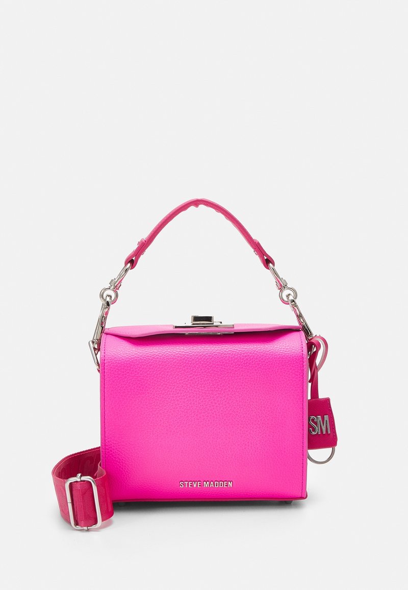 Sac à main en cuir texturé rose avec un design structuré, quincaillerie en argent, poignée supérieure et bandoulière détachable. Présente le logo "STEVE MADDEN".