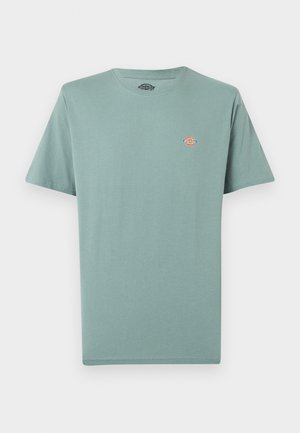 Schlichtes, gedämpftes grünes T-Shirt mit kurzen Ärmeln und Rundhalsausschnitt, mit kleinem, mehrfarbigem Dickies-Logo auf der linken Brust.