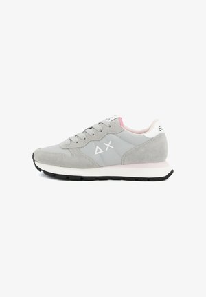 Szaro-różowy niski sneaker z zamszowymi akcentami, sznurowanym przodem, białą śródpodeszwą, czarną podeszwą zewnętrzną i geometrycznym logo na bocznym panelu.