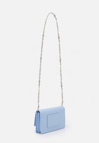 Borsa a tracolla in finta pelle azzurro chiaro, con forma rettangolare, tracolla a catena e dettagli con tasca frontale. Texture liscia e design minimalista.