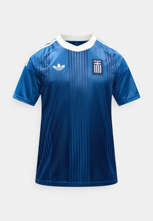 Kék rövid ujjú focimez fehér gallérral, függőleges sötétebb kék csíkokkal, Adidas logó a jobb oldali mellrészen és görög címer a bal oldali mellrészen.