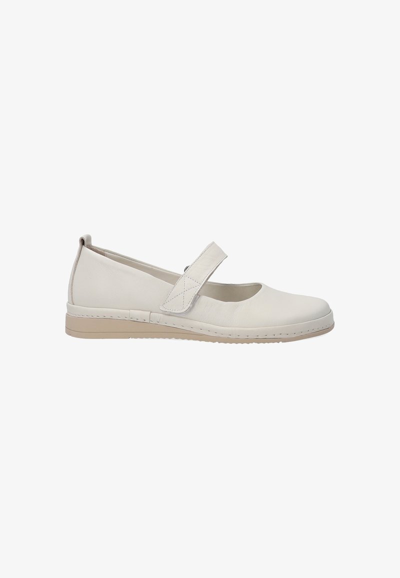 Weiße Leder-Mary-Jane-Schuhe mit runder Zehenpartie, verstellbarem Riemen und niedriger, tanfarbener Außensohle. Glatte Textur und genähte Verzierungen entlang des Randes.