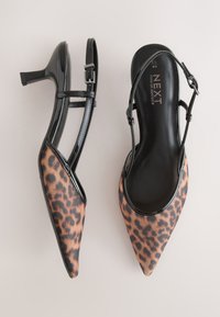 Fekete lakkbőr szandál tűsarkú, hegyes orral, leopárdmintás szövet felsőrésszel és vékony sarkú cipő. Csatos pántzáródás.