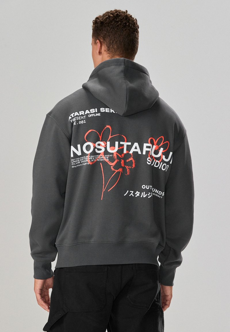 Felpa grigia con cappuccio e tasca a marsupio, con scritte grafiche bianche e rosse e motivi floreali sul retro. Tessuto morbido con polsini a coste.