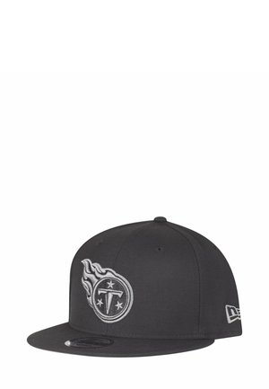 Schwarze Kappe mit flachem Schirm, besticktes Logo mit Flammen, kreisförmigem Design und Sternen. Der Stoff hat eine strukturierte Oberfläche. New Era-Branding.