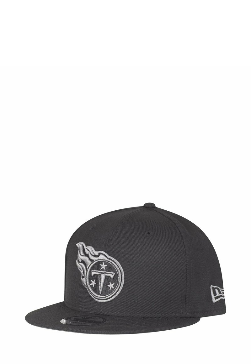 Casquette noire à visière plate, logo brodé avec des flammes, design circulaire et étoiles. Le tissu a une finition texturée. Marque New Era.