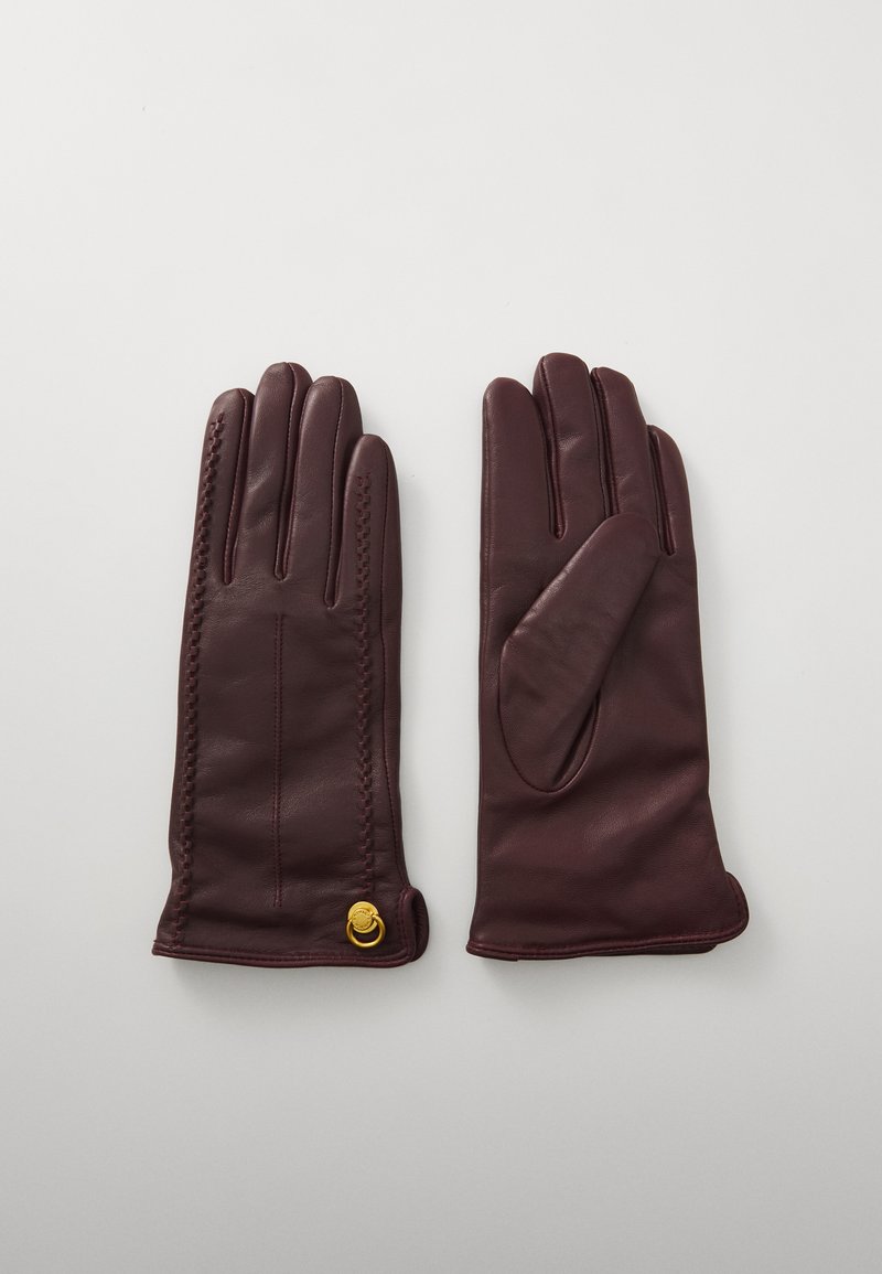 Burgunderfargede skinnhansker med en glatt tekstur, har dekorativ stitching langs siden og et gullaccent på mansjetten.