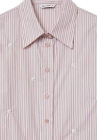 Camicia a righe rosa chiaro con colletto classico, caratterizzata da accentuazioni floreali bianche decorative e bottoni rosa lungo la parte anteriore.