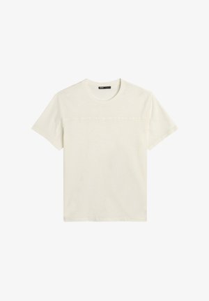 T-shirt a maniche corte, colletto tondo in un bianco sporco, realizzato in tessuto morbido con una superficie liscia e una cucitura orizzontale sul petto.