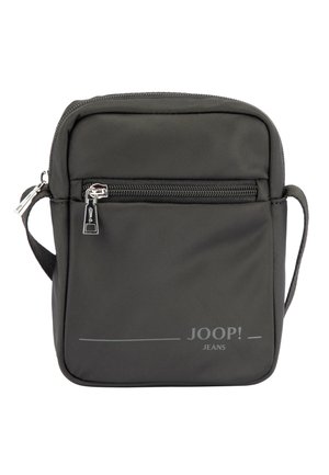 Mała czarna torebka na ramię z przednią kieszenią na zamek błyskawiczny, srebrnym suwakiem, materiałowym paskiem oraz logo "JOOP! JEANS" w jasnoszarym kolorze.
