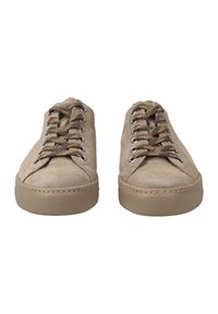 Beige Wildlederschuhe mit runder Zehenpartie, flachem Schnürdesign, verstärkten Ösen und strukturiertem Gummisohle. Braune Schnürsenkel mit gelben Akzenten.