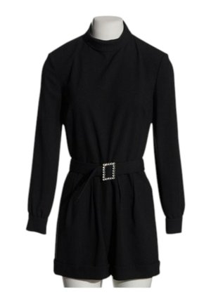Combinaison noire à manches longues avec col montant et taille ceinturée avec une boucle carrée, présentée sur un mannequin sans tête.