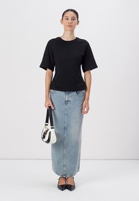 Gina Tricot FITTED TEE - Jednoduché tričko - black