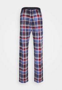 Ruitvormige pyjamabroek in blauw, rood en wit; gemaakt van zachter stof met een elastische tailleband en rechte pijpen. Heeft een ruitpatroon.