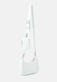Steve Madden BVITAL SET - Mala a tiracolo - white