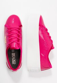 Sneakers in pelle sintetica pink con finitura testurizzata, dotati di suole platform bianche, punta rotonda e lacci tonali. Branding dorato sul lato.