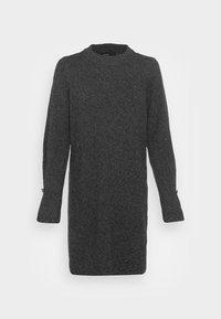 Robe tricotée gris foncé avec un col haut, des manches longues présentant des fentes latérales et des boutons décoratifs aux poignets. Texture douce tout au long.