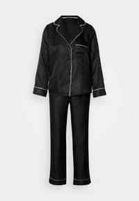 Czarny satynowy zestaw piżamowy z długim rękawem, z delikatnym nadrukiem w cętki i jasnoróżowym obszyciem na kołnierzyku, mankietach, kieszeni oraz nogawkach spodni.