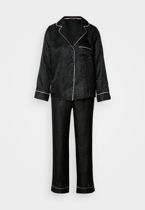 Mustast satiinist pika varrukaga pidžaamakomplekt, millel on peen leopardimuster ning heledalt roosa äärega krae, mansetid, tasku ja püksisäär.