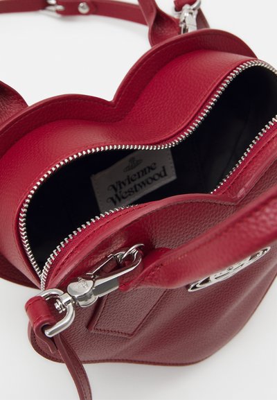 Vivienne Westwood JOSEPHINE HEART CROSSBODY - Käekott - red