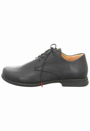 Schwarzer Lederschuh mit runder Zehenform, Schnürdesign und niedrigem Absatz. Hat eine glatte Textur und einen dezenten roten Akzent nahe der Sohle.
