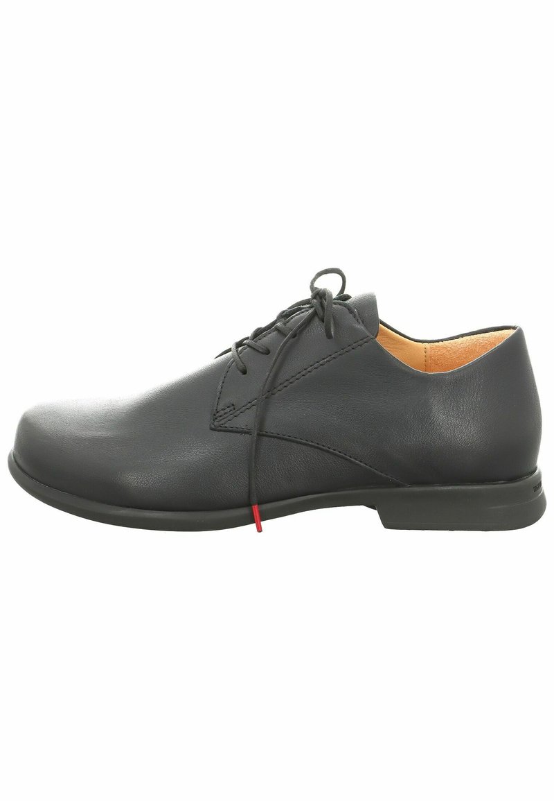 Chaussure en cuir noir avec un bout arrondi, design à lacets et un talon bas. Présente une texture lisse et un subtil accent rouge près de la semelle.