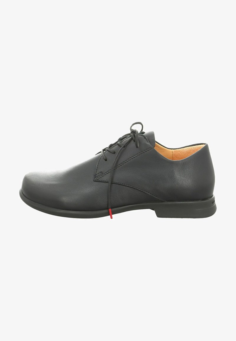 Scarpa in pelle nera con punta arrotondata, design con lacci e tacco basso. Presenta una superficie liscia e un sottile dettaglio rosso vicino alla suola.