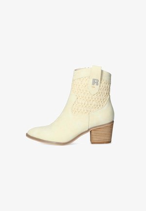 Stivale alla caviglia in pelle crema con dettagli intrecciati sulla gamba, tacco a blocco e una piccola linguetta con il marchio metallico "R."