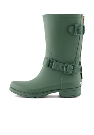 Bota de goma impermeable verde con un acento de hebilla y detalle de cremallera lateral. Punta redonda, suela plana y tracción texturizada en la parte inferior.