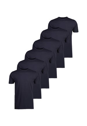 Seks ensfarvede sorte T-shirts med korte ærmer og rund hals, arrangeret i en forskudt række på en hvid baggrund.