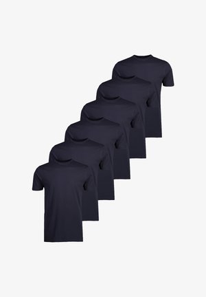 Zes effen zwarte T-shirts met korte mouwen en ronde hals, gerangschikt in een verspringende rij op een witte achtergrond.