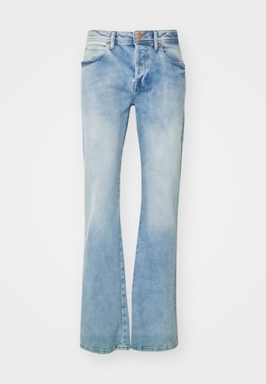 Lysblå flagrende jeans lavet af denim, med en falmet vask, forlommer, bæltestropper og en kobberknaplukning.