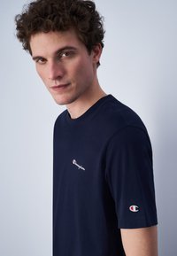 Champion ICONS CREWNECK SMALL LOGO - Camiseta básica - dark blue