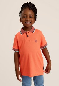 Oranje polo met een textuurstof, voorzien van contrasterende accenten op de kraag en mouwen in blauw en rood. Classic fit; korte mouwen.
