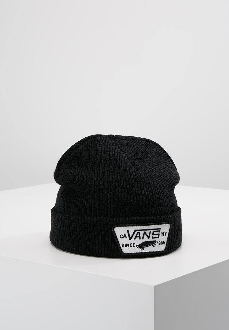 Gorro de punto negro con un puño doblado y un parche rectangular blanco que presenta el texto "CA VANS NY DESDE 1966" y un gráfico de patineta.