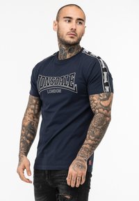 Lonsdale - NORMALE PASSFORM VEMENTRY - Print T-shirt - navy black white Thumbnail Image 1